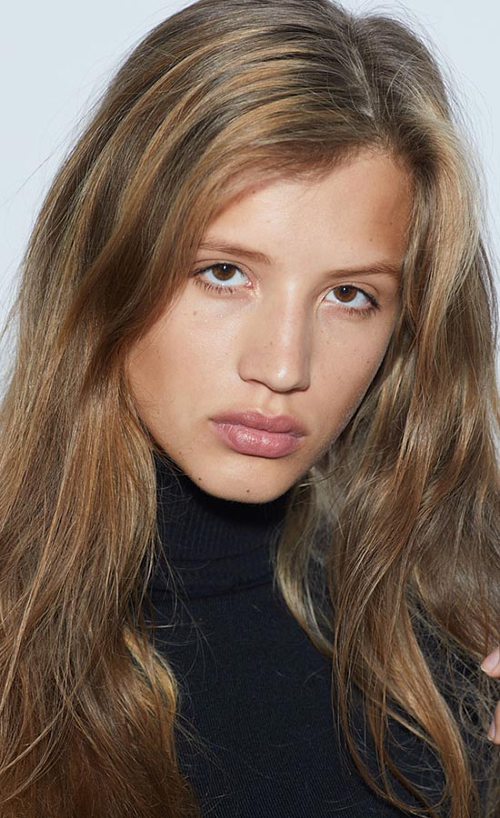 Anna Knollmann<br /><span class="model-data-overview">EU 175cm | US 5′.8 “</span>