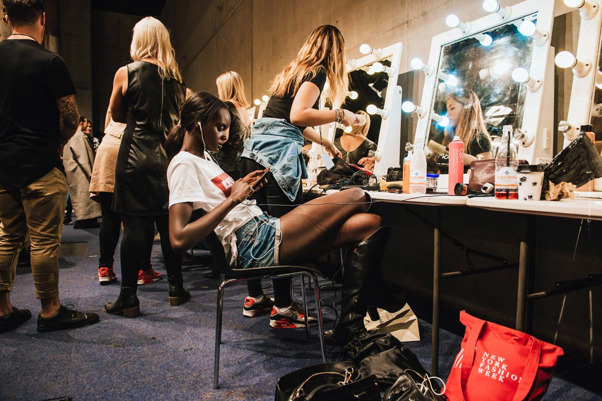 model-werden-guide-tipps-belastbarkeit-ehrgeiz-wandlungsfähigkeit-cara-delevingne-winnie-harlow-fotoshoot-runway-backstage-vanity