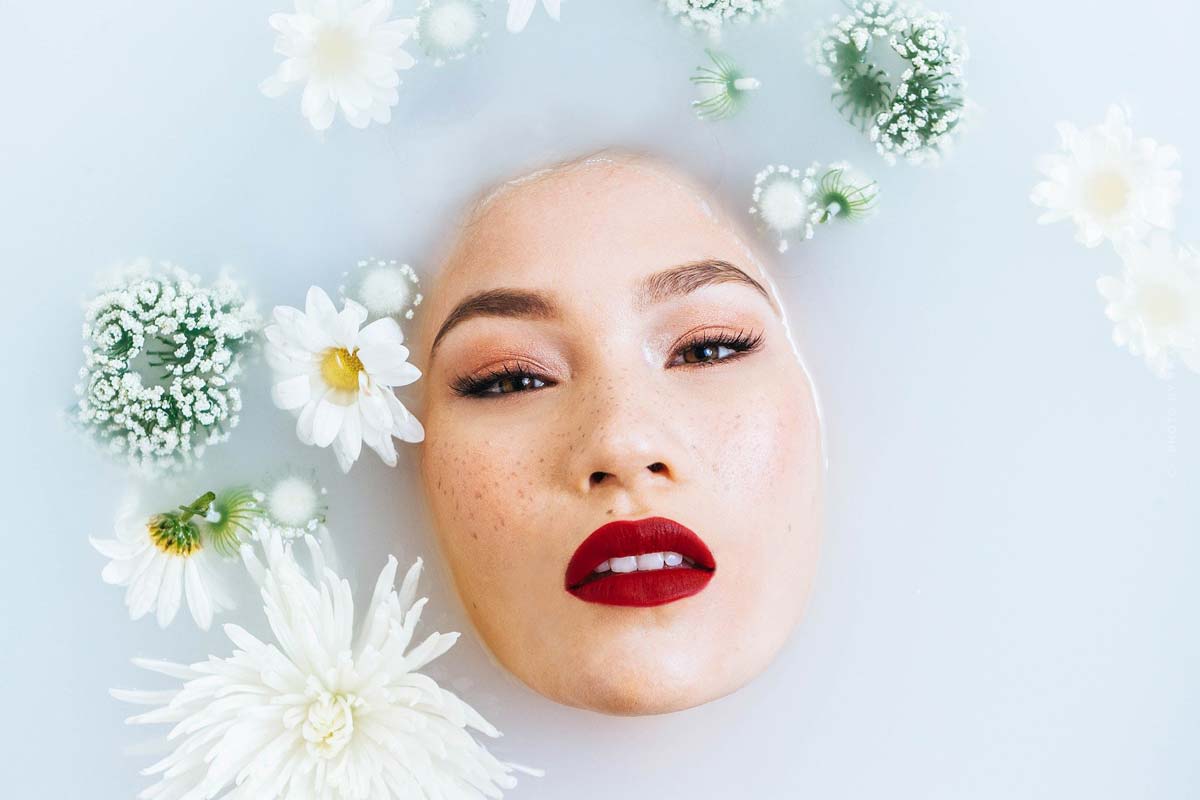 Gesichtspflege-Gesicht-Blumen-Bad-Frau-Rote-lippen