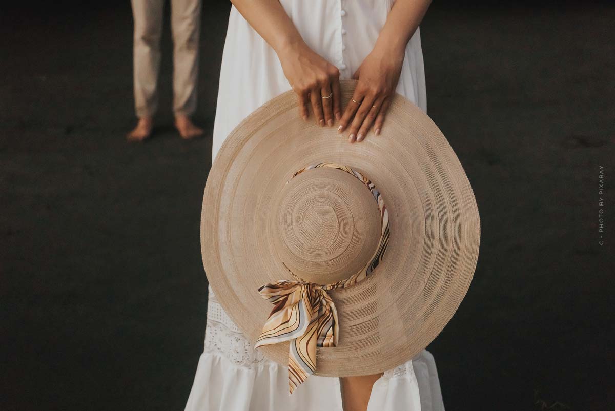 strand-kleid-weiss-hut-beige-frau-mann-schleife-mode-strandmode