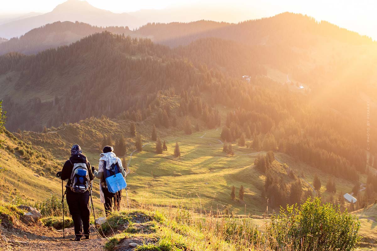 arcteryx-wandern-outdoor-kleidung-mode-designer-berge-grass-sonnenuntergang-frau-mann