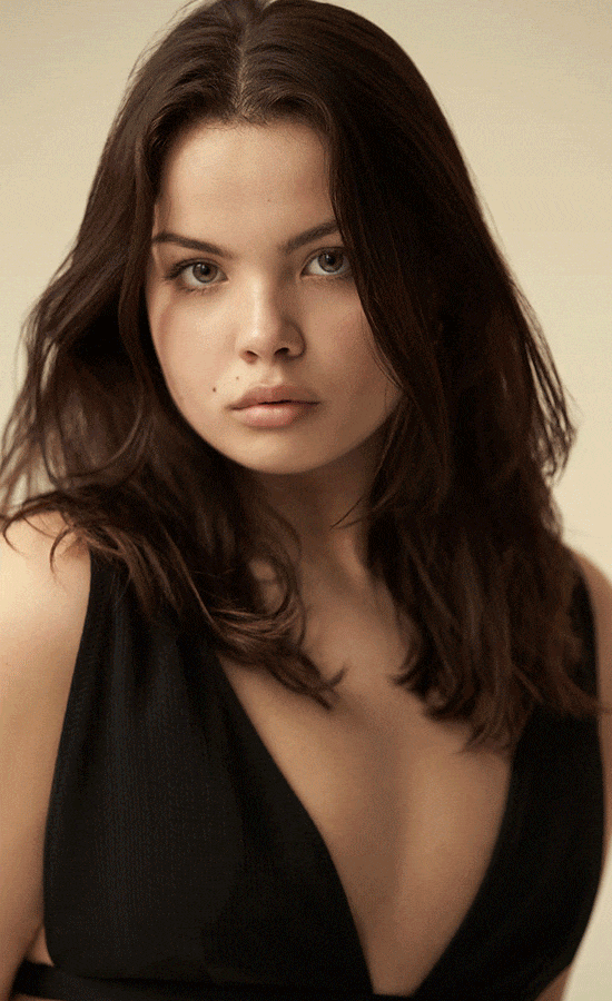 Anusha Reinecke<br /><span class="model-data-overview">EU 170cm | US 5′7 “</span>