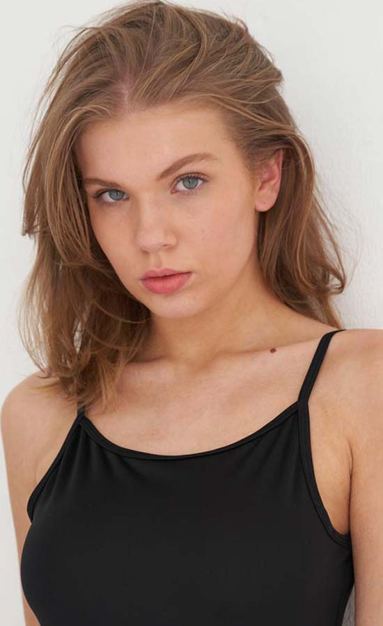 Ella Denkler<br /><span class="model-data-overview">EU 176cm | US 5′ 9“</span>