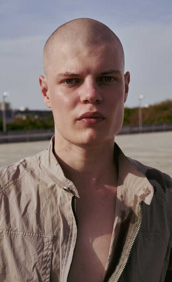 Anton Kundrus<br /><span class="model-data-overview">EU 186cm | US 6′ 1“</span>